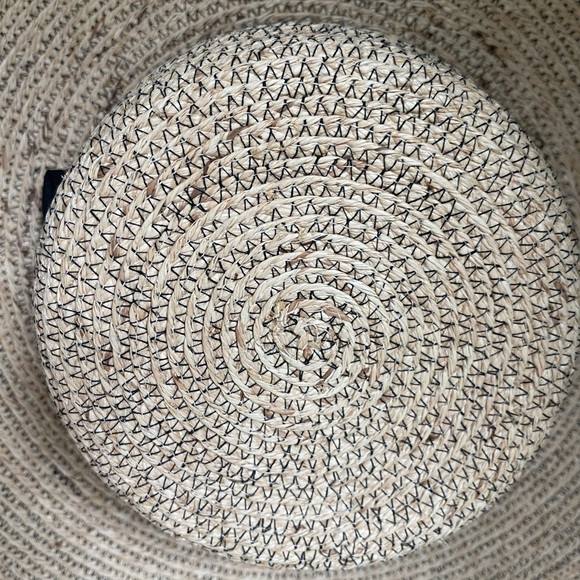 Lord and Taylor Wide Brim Women’s Straw Beach Hat - Picture 5 of 6